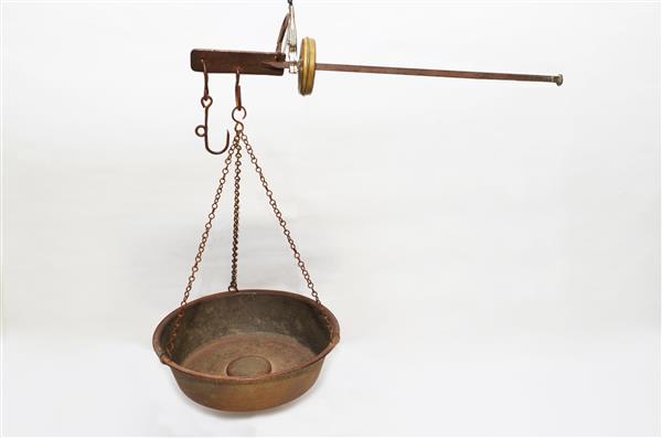 Римские весы с чашей и гирей в форме диска фото