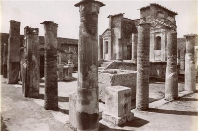 Весы и гири легендарного города Помпеи фото